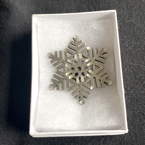 Pretty Snowflake Pin - Picture 4 of 4